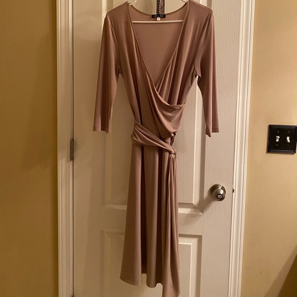 Lily & Kate Khaki color wrap dress. Very flattering on curves. - Picture 1 of 3